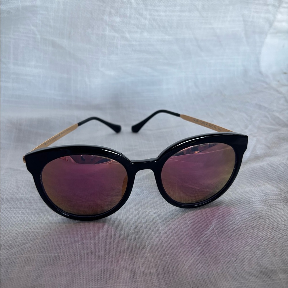 Elegant Black Sunglasses with Pink Lenses